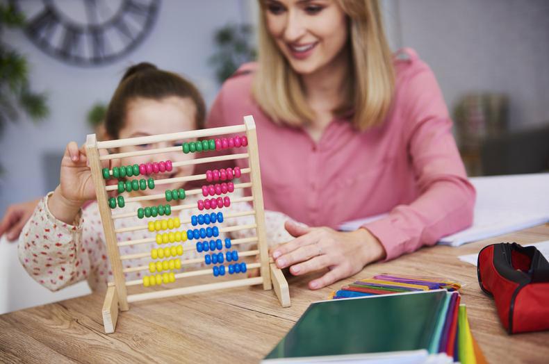 Co to jest metoda Montessori? Jakie zabawki się w niej wykorzystuje?